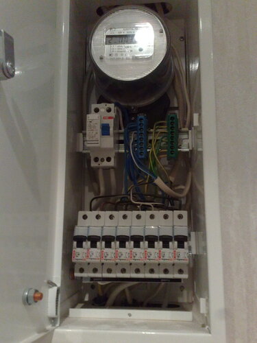 Фото 3. В квартирном щите все автоматические выключатели пребывают в положении «Включено», но ток отсутствует.