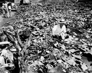 Японец находит среди руин части детского трехколесного велосипеда в Нагасаки, 17 сентября 1945 года. Ядерная бомба, сброшенная на город 9 августа, разрушила практически всё в радиусе 6 километров и унесла жизни тысяч гражданских жителей. (AP Photo/ACME/St