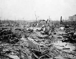 Союзный журналист осматривает руины в Хиросиме, Япония, спустя месяц после того, как 6 августа 1945 года взорвалась первая атомная бомба. (AP Photo)