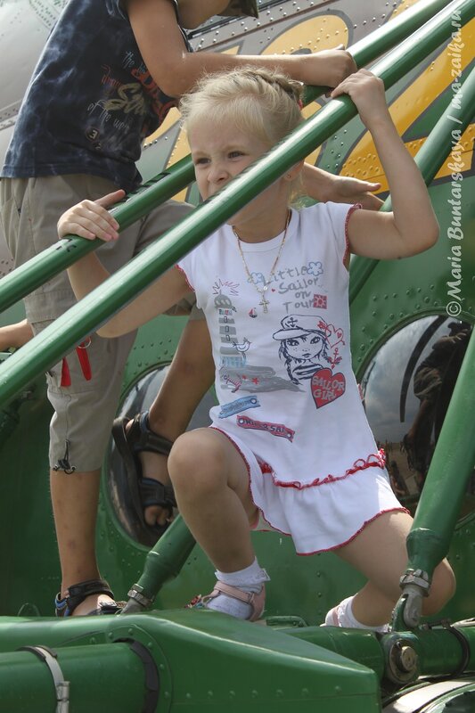 Дети на празднике ВВС, Энгельс, 12 августа 2012 года