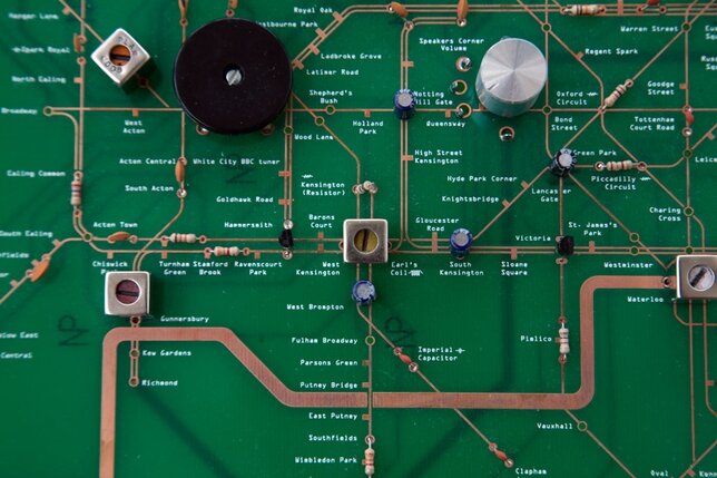 Карта лондонского метро на плате радио