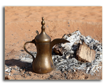 ОАЭ. Traditional Arabian Coffee Pot at Bedouin Camp in the desert. Фото Philip Lange - shutterstock