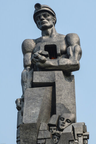 Памятник погибшим шахтерам в Кемерово фото