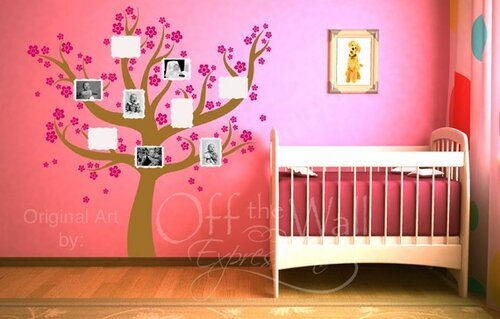 Используйте рисунок дерева на стене для размещения семейных фотографий