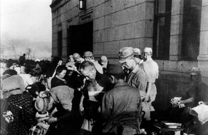 Военные медики оказывают первую помощь оставшимся в живых вскоре после того, как США сбросили первую бомбу, когда-либо применявшуюся в военных действиях, на японский город Хиросима 6 августа 1945 года. В результате взрыва сразу же погибло 60 000 человек,