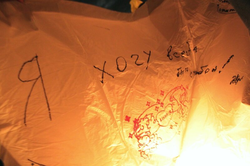 Массовый запуск небесных фонариков в Саратове, Набережная Космонавтов, 01 сентября 2012 года