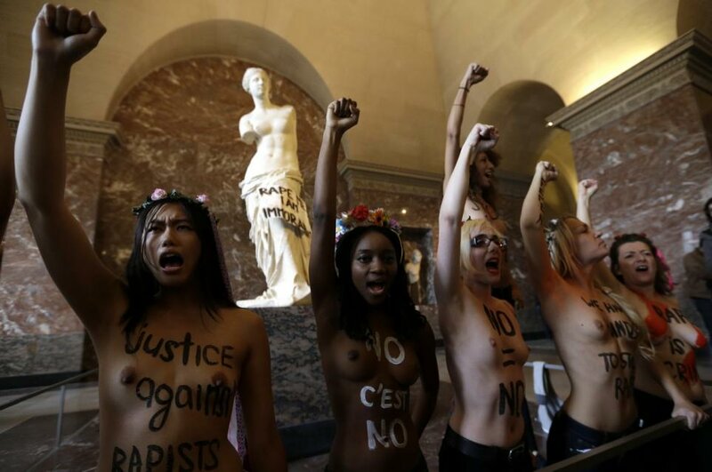 Акция протеста Femen в Лувре, Франция, Париж, 03 октября 2012 года