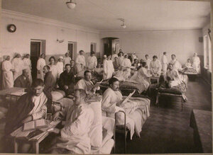 Медицинский персонал и раненые в палате лазарета,устроенного в3-м Пятницком городском училище.