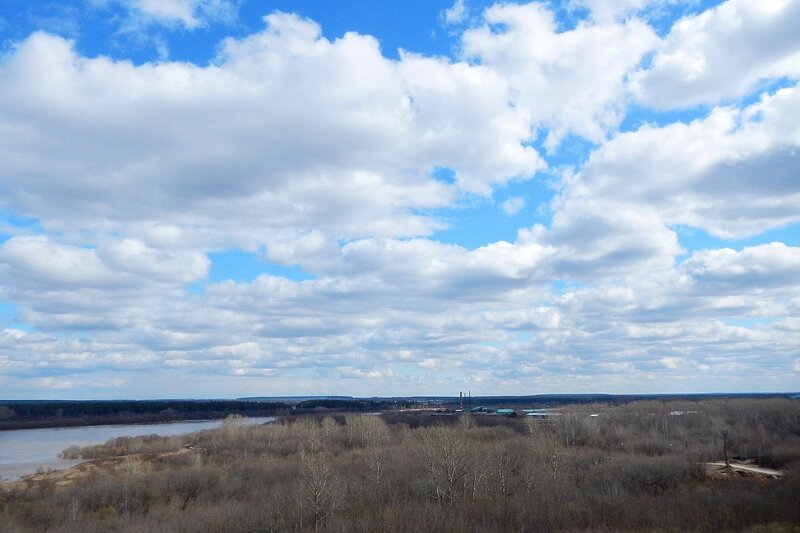 Облака над берегами Вятки и трубы Кирово-Чепецка на горизонте