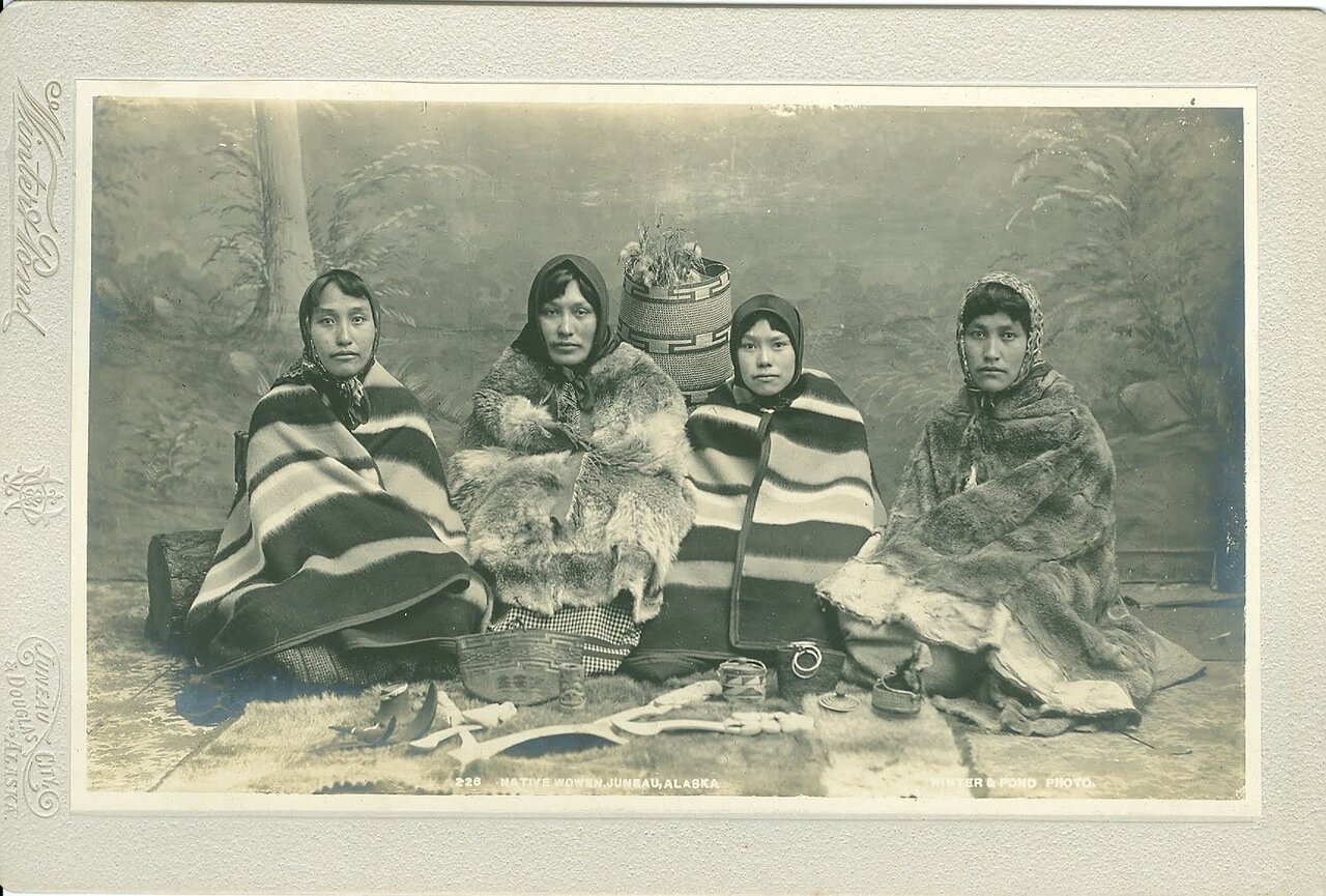 1890. Тлинкитки в национальной одежде. Джуно