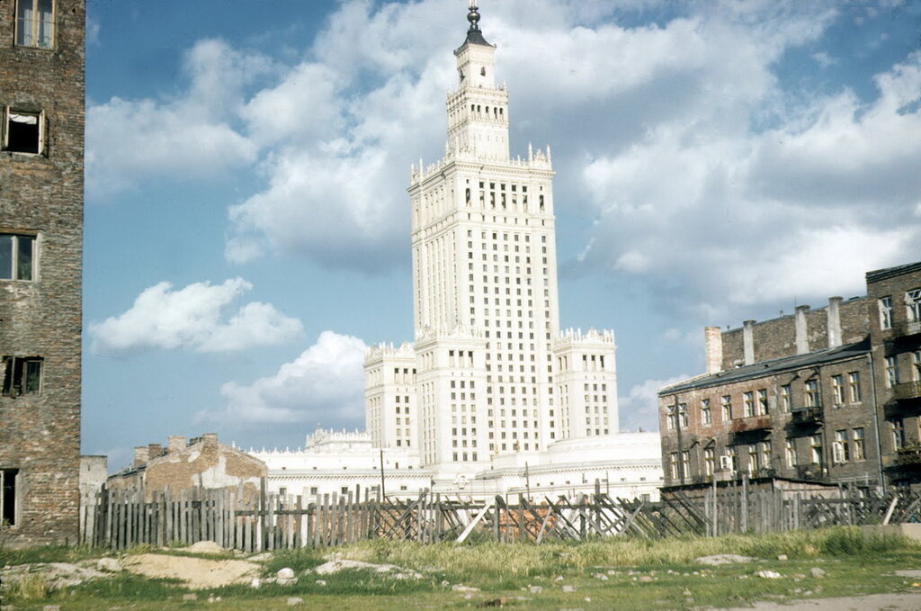PKiN à sa livraison en 1955 : Blancheur immaculée. Le reste de Varsovie est encore largement en ruine.