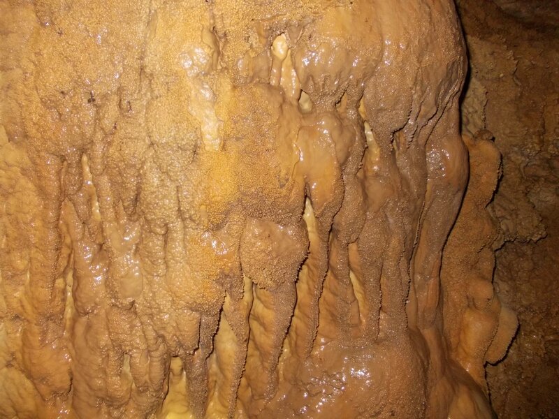 Стекающие капли воды по стенам пещеры (06.11.2013)