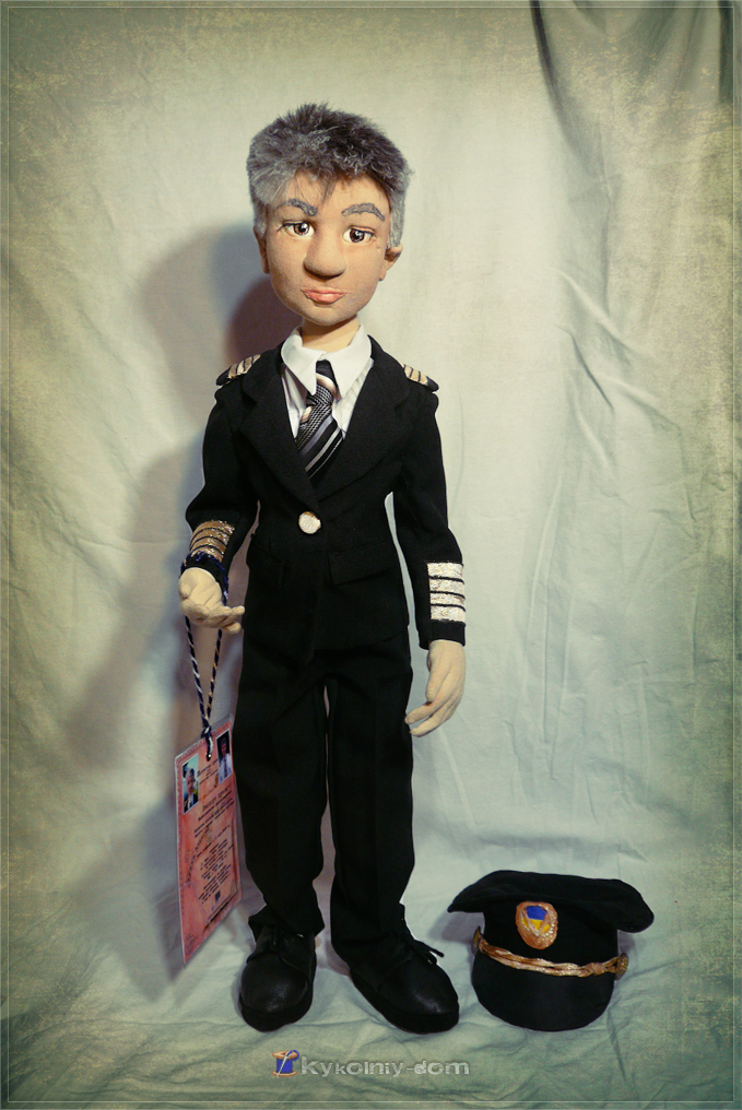 Портретная кукла по фото Алексей. Пилот авиакомпании  Аэросвит "Aerosvit", kykolniy-dom, shtorkin-dom, авторские портретные куклы на заказ, идея для подарка, коробка для куклы, коробка для подарка, кукла по фото, кукла с портретным сходством, куклы с портретным сходством на заказ, на юбилей - изготовление, необычный подарок, ори