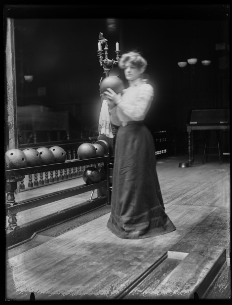Старинные фотографии женщин играющих в боулинг