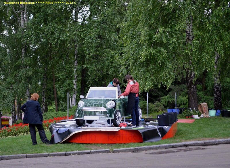 'Выставка зеленых авто'  на территории Печерского ландшафтного парка, Киев, 25 мая - 07 июля 2013 года