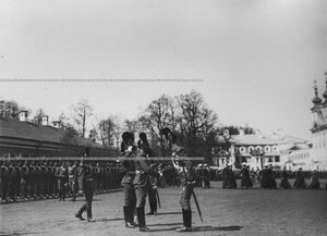 Командир полка генерал-майор свиты великий князь Дмитрий Константинович здоровается с офицерами на храмовом празднике полка.
