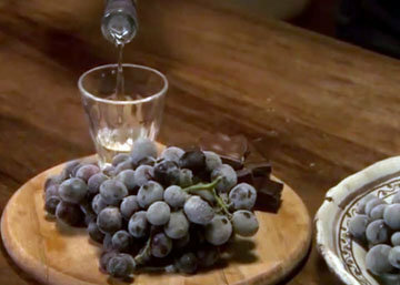 Сервировать гроздь винограда с шоколадом