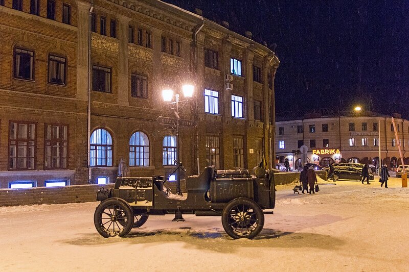 Кованая скульптура автомобиля Итала на пешеходной улице Спасской в Кирове зимой