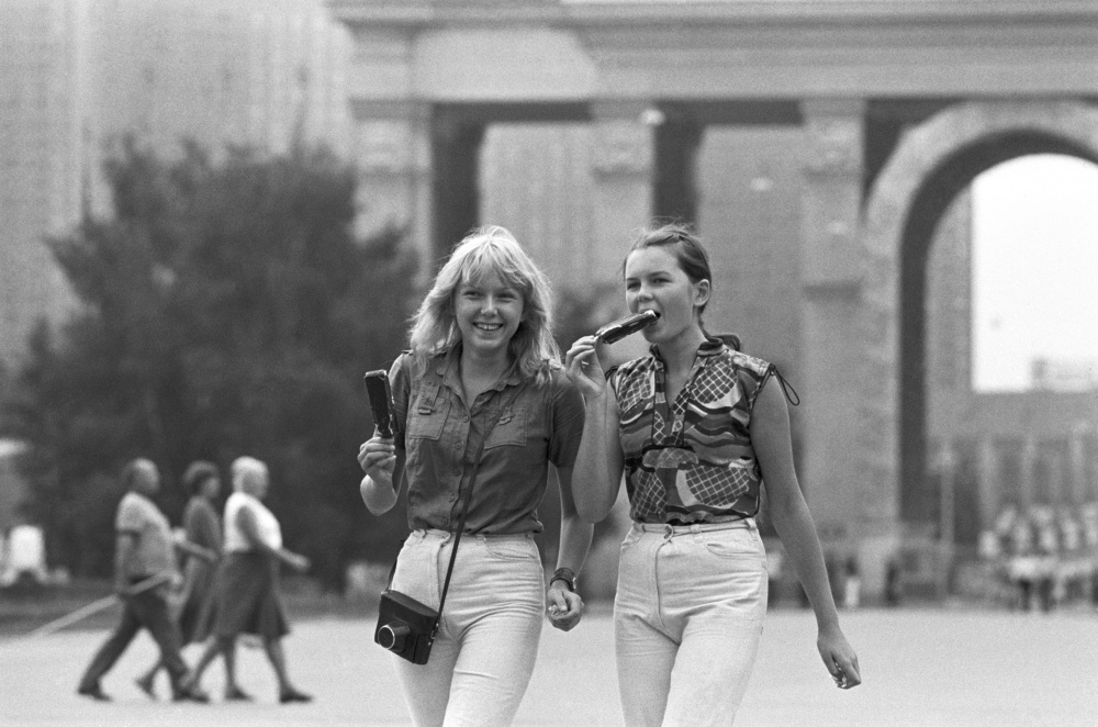 Прогулка на ВДНХ, 1981 год. ИТАР-ТАСС/Юрий Лизунов и Владимир Яцина