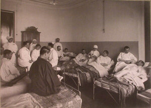Медицинский персонал и раненые  в палате лазарета,устроенного в 3-м Пятницком городском училище.