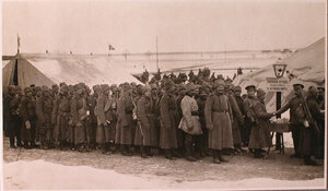 Солдаты частей направляющихся на позиции, в очереди за табаком на перевязочно-питательного пункта №15, организованного отрядом Красного Креста В.М.Пуришкевич.