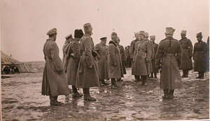 Начальник главного отряда Красного Креста В.М.Пуришкевич (в центре слева) во время передачи командиру полка 500 рублей для Георгиевских кавалеров.