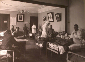 Раненые в палате лазарета,устроенного в помещении 1-го Женского клуба.