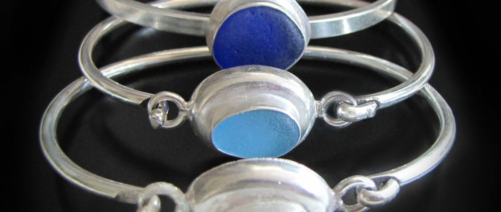 серебряные браслеты со вставкой из стекла обкатанного морем