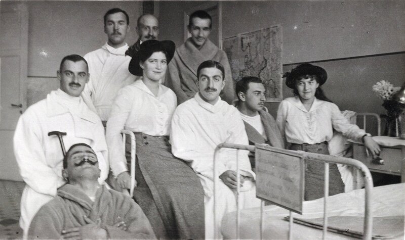Великие Княгини Мария и Анастасия в госпитале с ранеными русскими солдатами, 1915