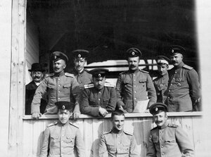 Группа военных летчиков Офицерской воздухоплавательной школы на балконе во время проведения конкурса военных аэропланов.