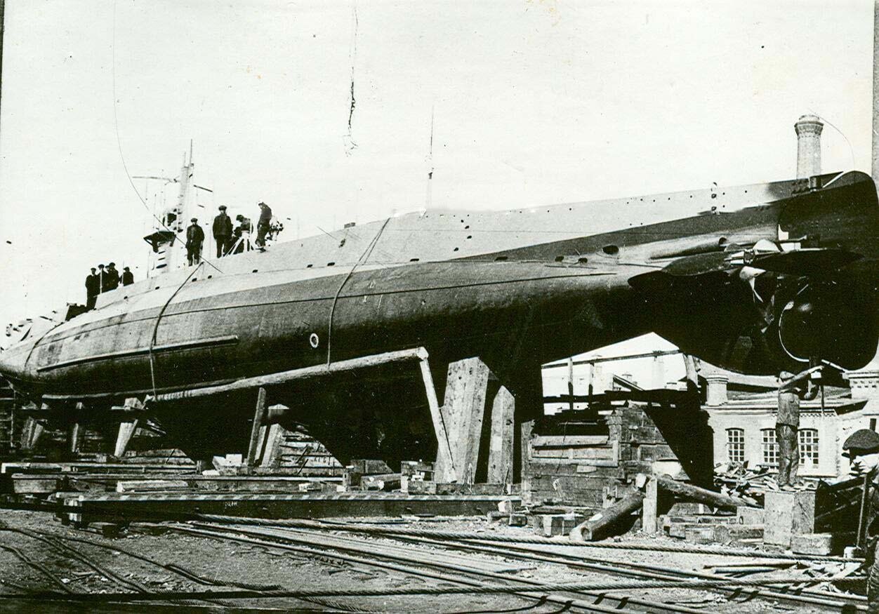 01. Подводная лодка типа АГ на одном из стапелей Балтийского завода. 1910-е