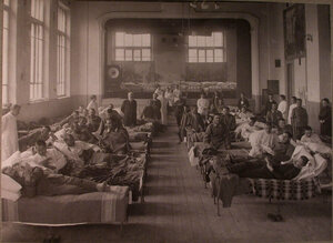 Раненые в палате лазарета,устроенного в Алексеевской психиатрической больнице.