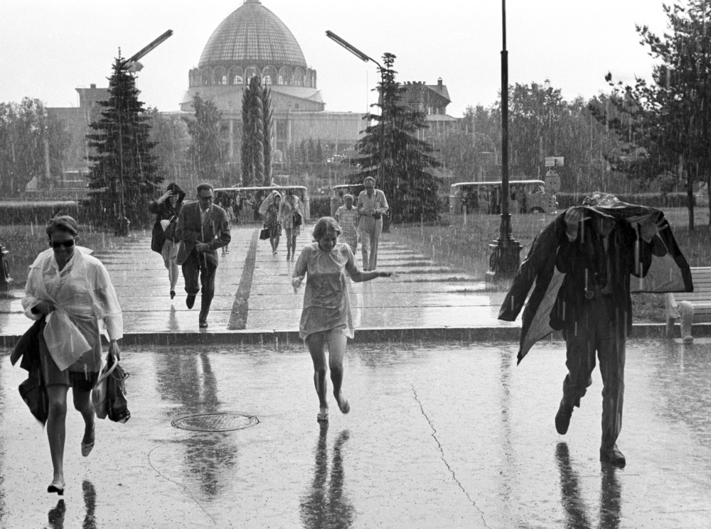 Летний дождь на ВДНХ, 1978 год. ИТАР-ТАСС/Александр Коньков