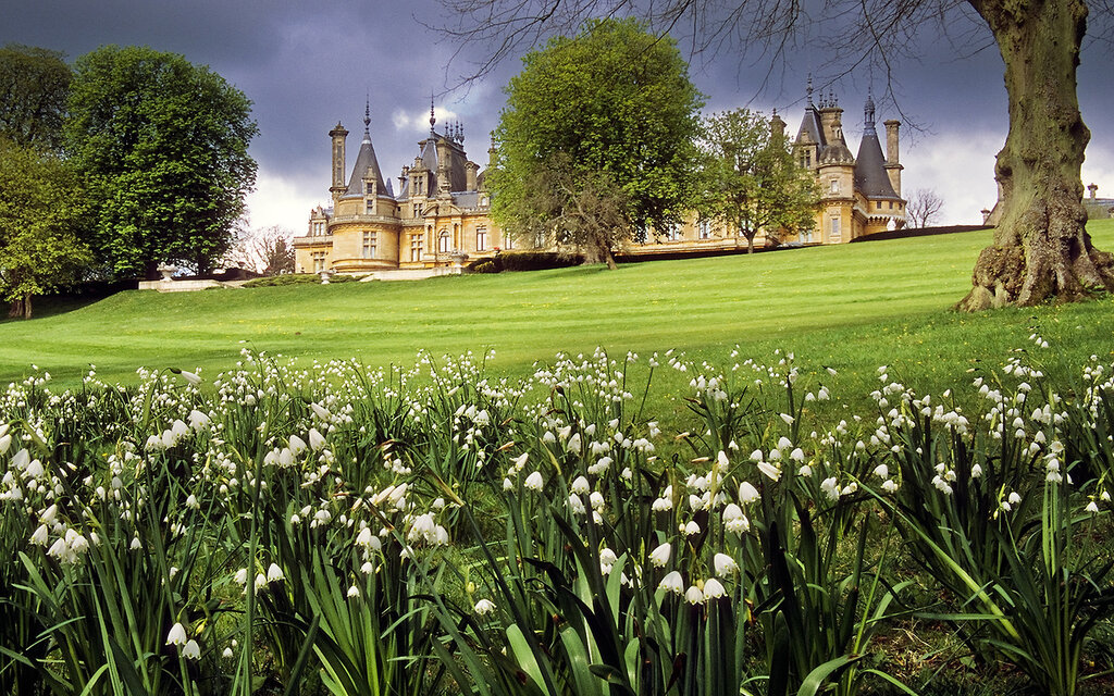 &lt; b&gt;Waddesdon  Manor Gardens, Buckinghamshire, UK: &lt;/b&gt;

This immaculate Victorian garden, surrounding a Renaissance style chateau, is considered to be one of the finest in England. The gardens are home to outstanding seasonal displays of be