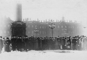 Группа любопытных у Александровской колонны смотрит парад.