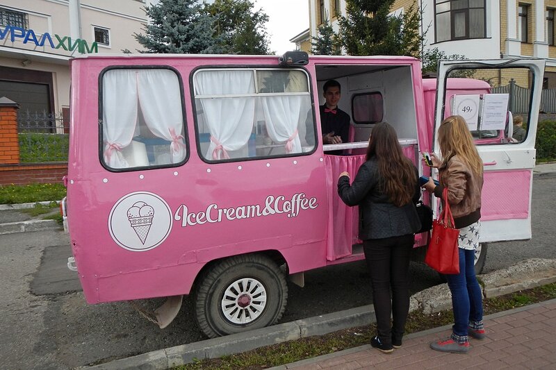 Фургончик с мороженым на Набережной и две девушки-покупательницы