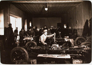 Группа солдат и офицеров в автомобильной мастерской авиароты.