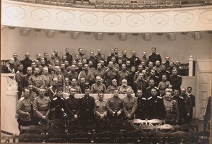 Группа слушателей школы; в центре за столом - великий князь Александр Михайлович.