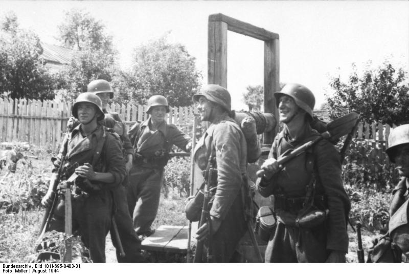 Warschauer Aufstand, deutsche Soldaten neben Brunnen