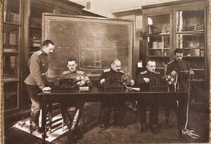 Группа слушателей школы во время занятий на телеграфных аппаратах.