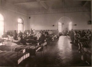 Раненые в палате лазарета при Боевской богадельне.