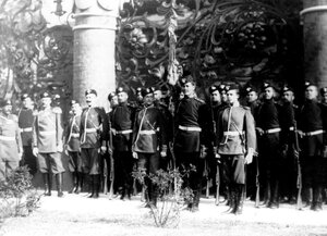 Солдаты лейб-гвардии стрелковой дивизии в почетном карауле на площади перед входом в храм во время его освящения.