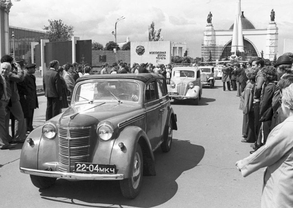 Парад старинных автомобилей на территории ВДНХ, 1976 год. ИТАР-ТАСС/Алексей Стужин