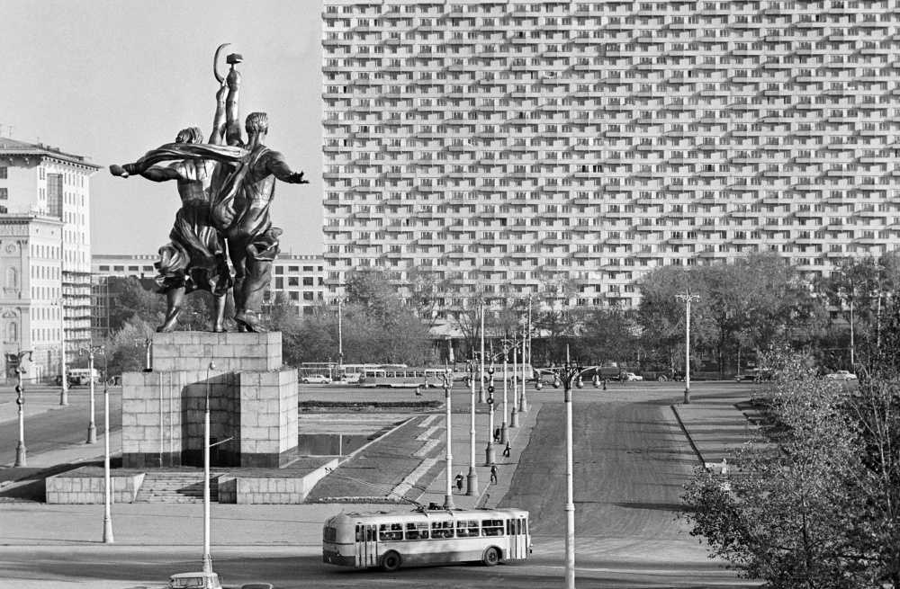 Скульптурная группа Рабочий и колхозница на ВДНХ, 1969 год. ИТАР-ТАСС/Валентин Соболев