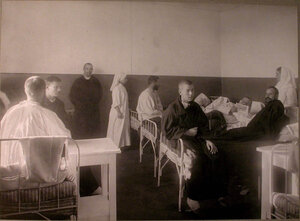 Раненые и сестры милосердия в палате лазарета Епархиального духовенства.