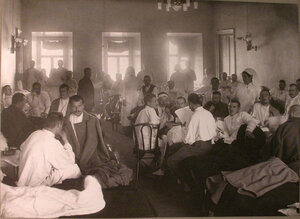 Раненые в палате лазарета,устроенного Латышским Благотворительнымобществом.