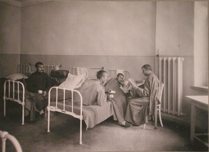 Раненые в одной из палат лазарета при санатории имени Четверикова.