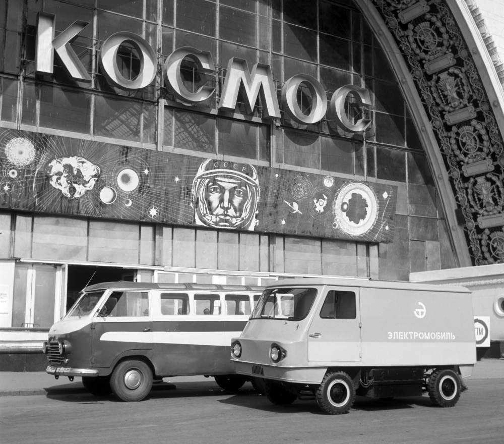 Автомобили около павильона Космос на ВДНХ, 1969 год. ИТАР-ТАСС/Архив