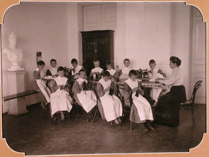 Воспитанницы школы во время урока рукоделия.