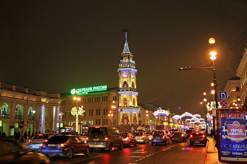 Думская башня в ночной подсветке и новогодней иллюминации на углу Думской улицы и Невского проспекта в Санкт-Петербурге
